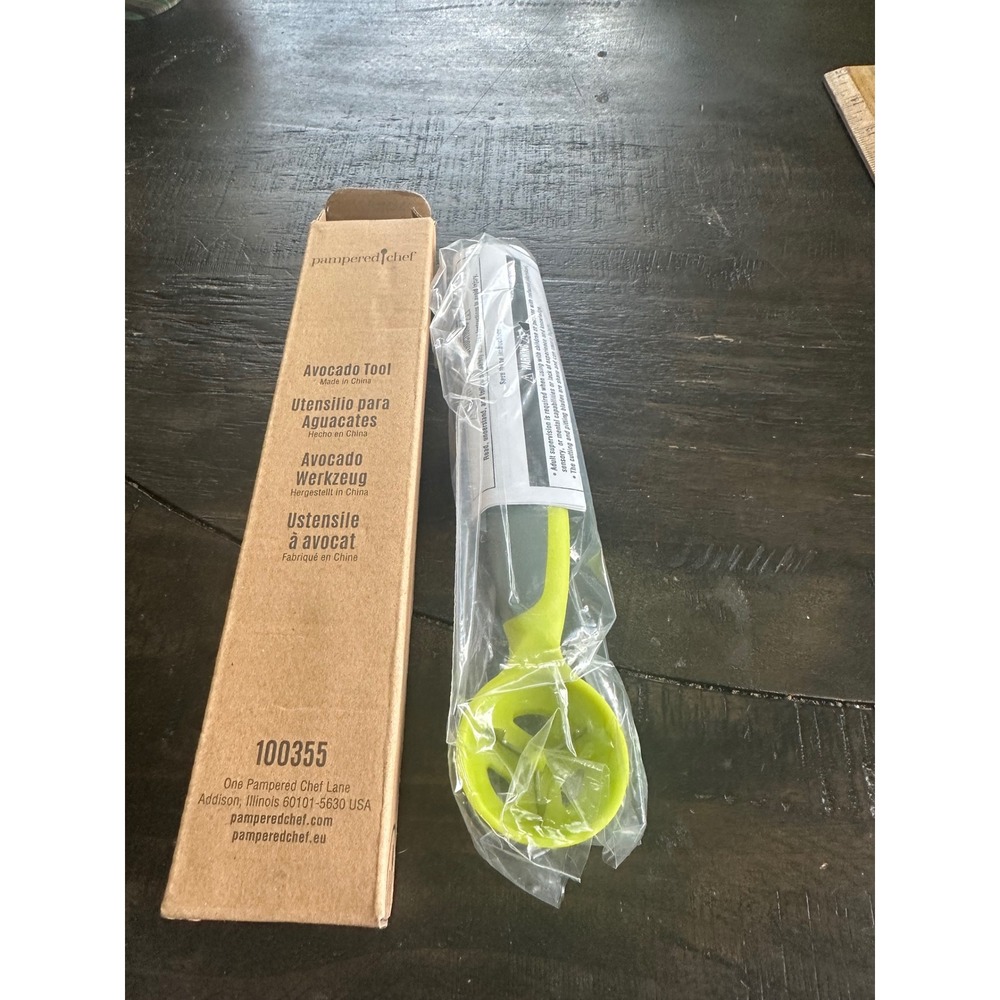 Pampered Chef Avocado Tool 100355 3-in-1 Slicer Pitter Scooper Green Grey NEW